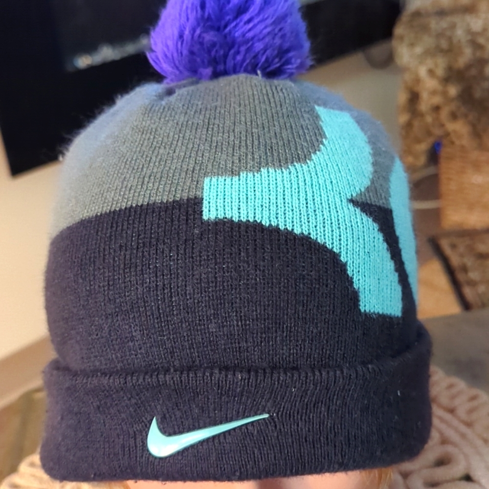 Nike Beanie hat - Picture 2 of 3